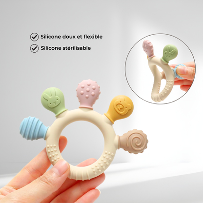 Anneau de dentition flexible en silicone stérilisable, montré en main pour illustrer sa souplesse