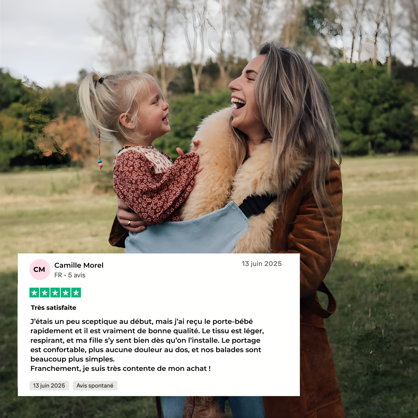 Cliente portant son enfant en porte-bébé ergonomique HelloBiboo lors d’une promenade en extérieur