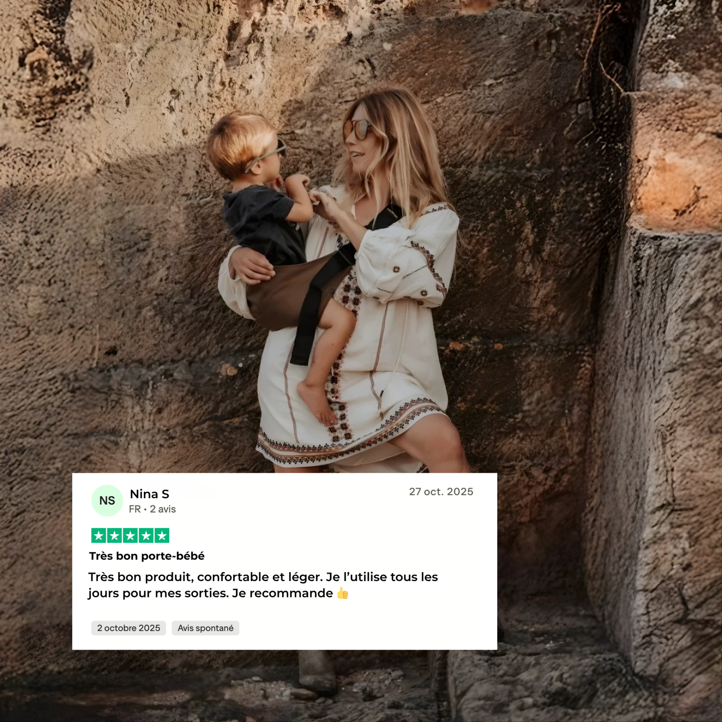 Cliente utilisant le porte-bébé ergonomique HelloBiboo en extérieur avec son enfant lors d’une sortie quotidienne