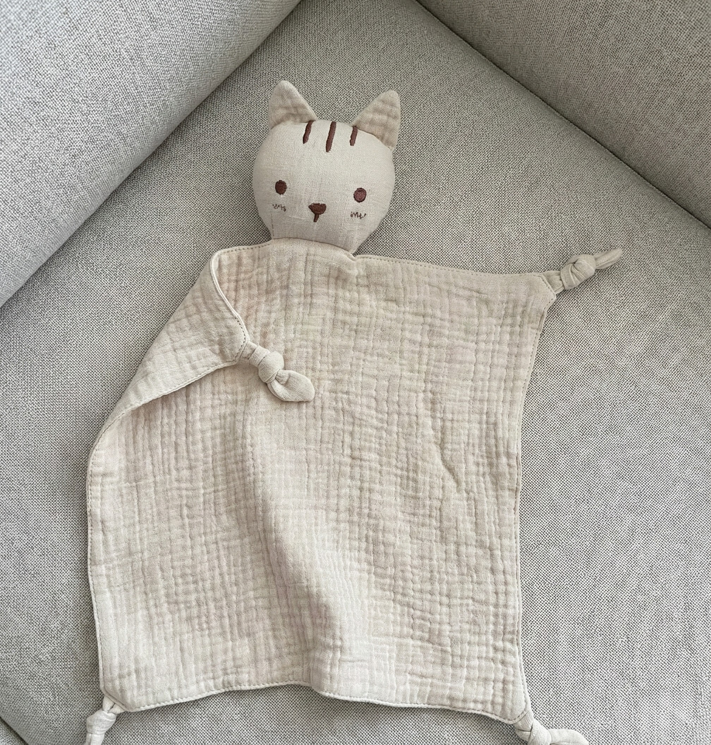 Doudou pour bébé en gaze de coton avec tête de chat, tissu doux et rassurant pour accompagner le sommeil et l’éveil.