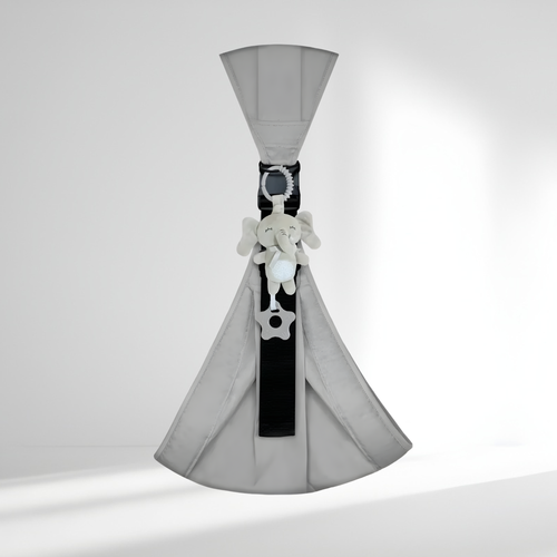 Doudou de dentition éléphant HelloBiboo accroché à un porte-bébé gris pour apaiser les gencives de bébé