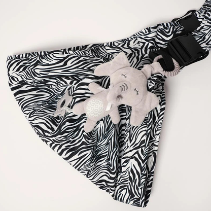 Doudou éléphant gris attaché sur un porte-bébé à motif zèbre avec attache sécurisée et anneau de dentition