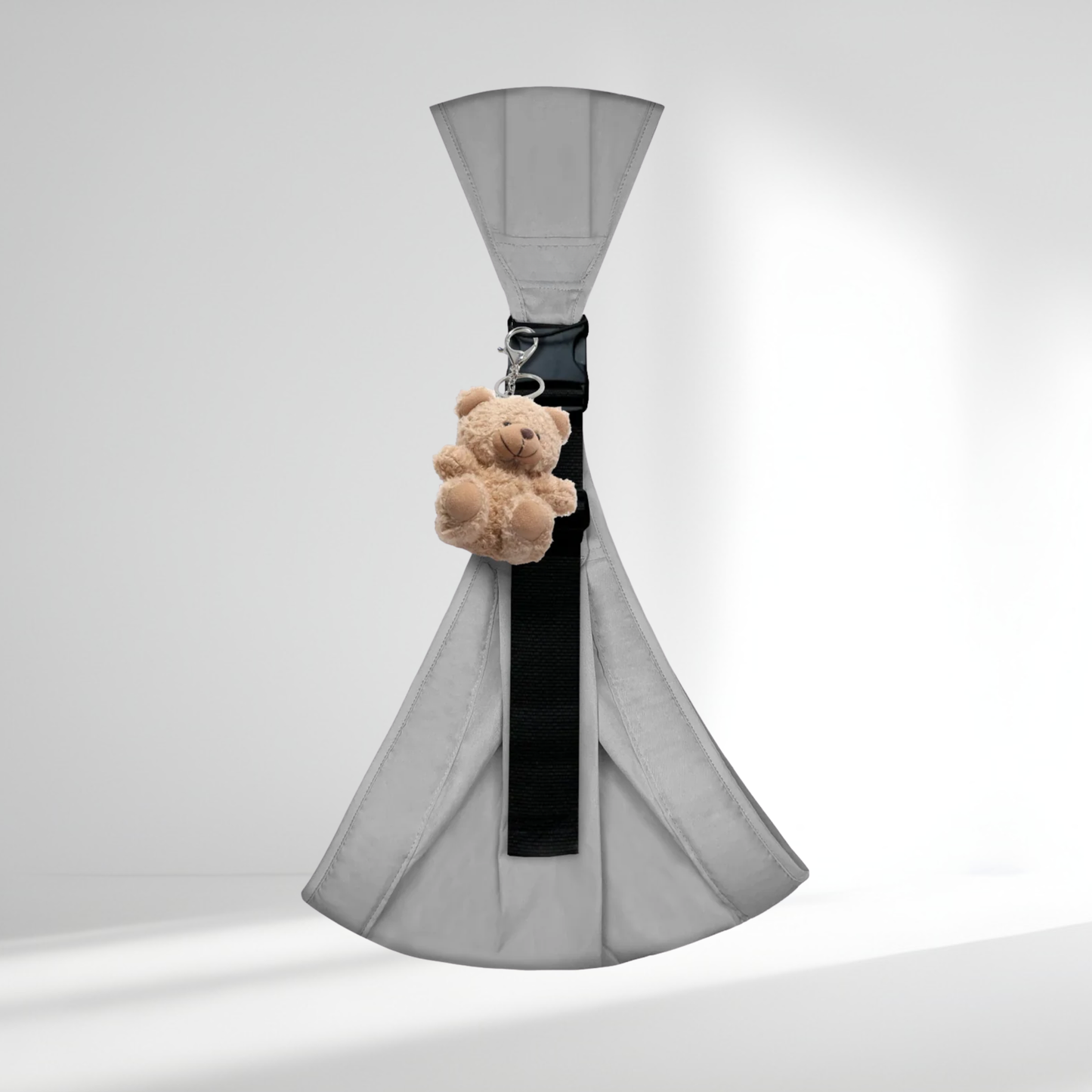 Petit ours en peluche beige HelloBiboo accroché sur un porte-bébé, jouet d’éveil doux pour bébé