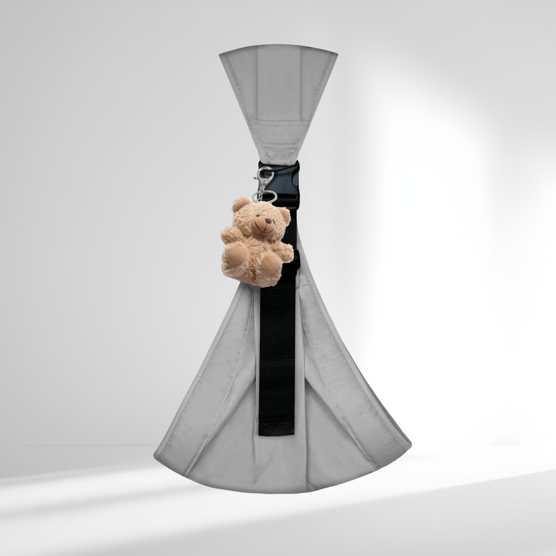 Petit ours en peluche beige HelloBiboo accroché sur un porte-bébé, jouet d’éveil doux pour bébé