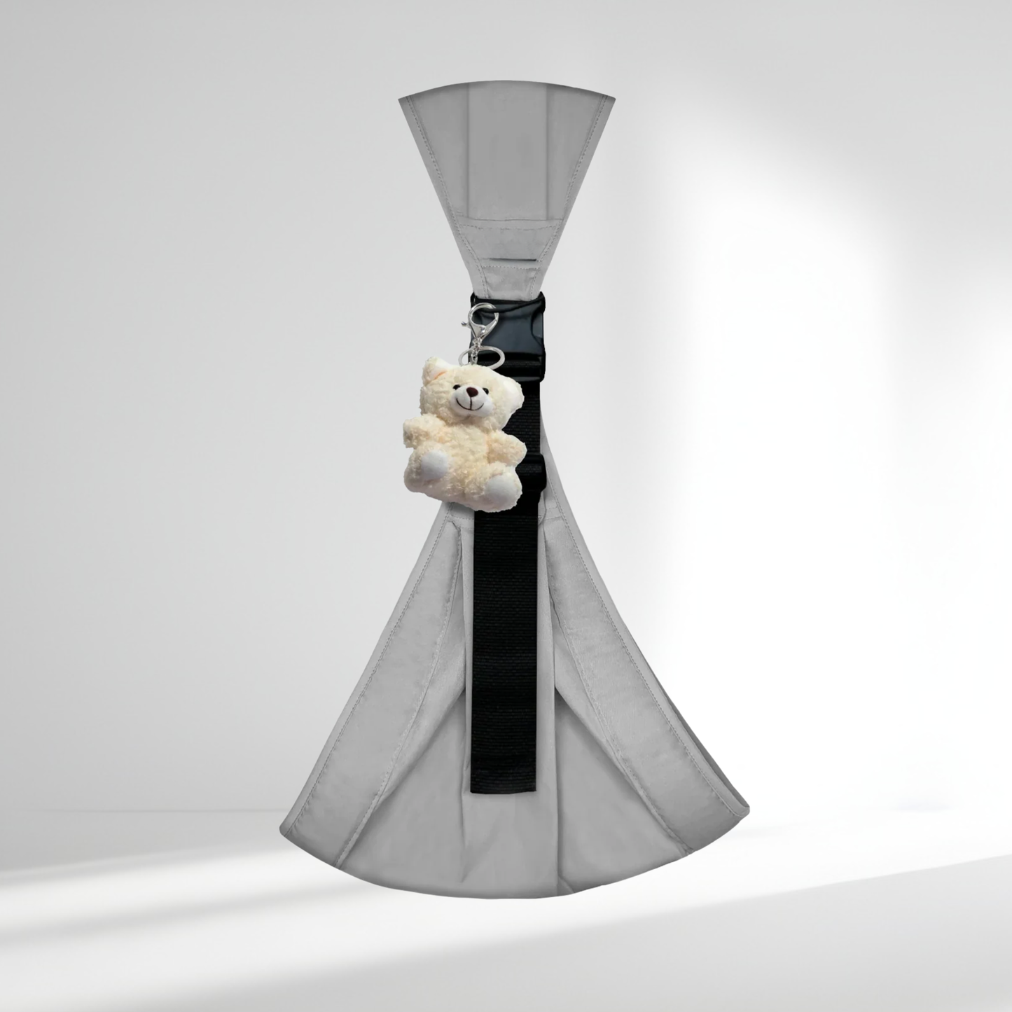 Petit ours en peluche blanc HelloBiboo accroché sur un porte-bébé, jouet d’éveil doux pour bébé