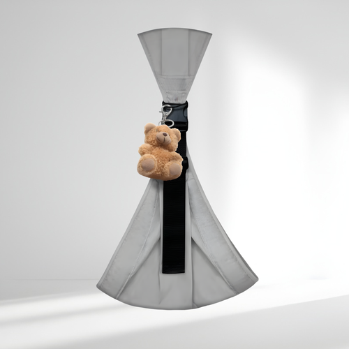 Petit ours en peluche marron HelloBiboo accroché sur un porte-bébé, jouet d’éveil doux pour bébé