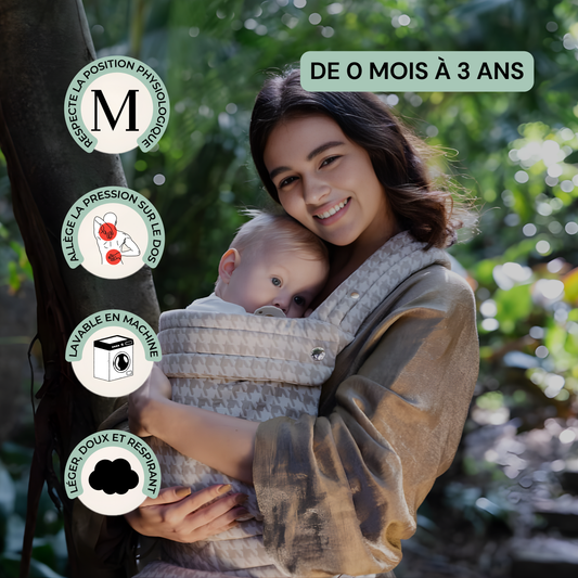 Porte-bébé physiologique et ergonomique koala HelloBiboo porté contre le parent avec bébé en position M