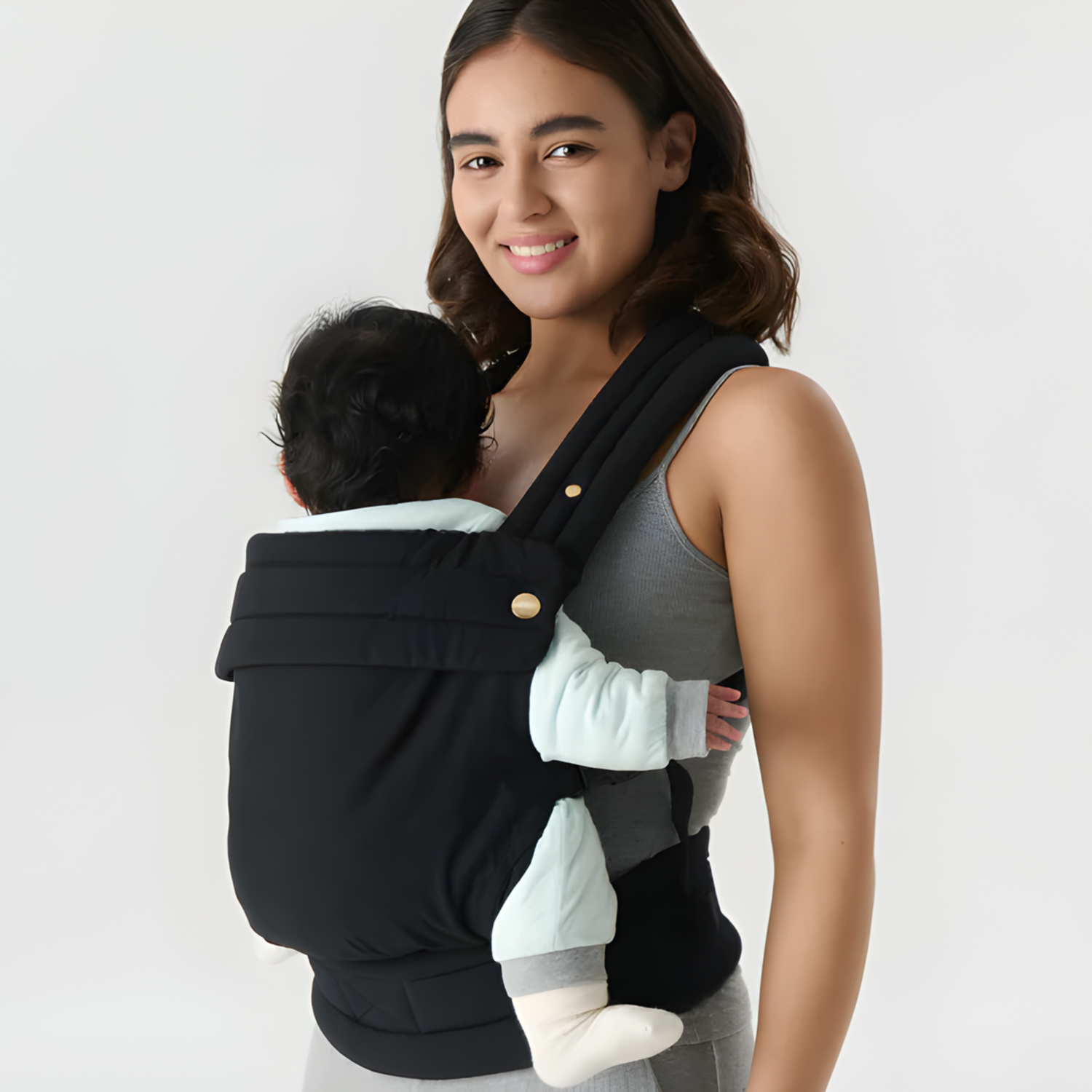 Maman portant son bébé contre elle dans un porte-bébé physiologique noir HelloBiboo