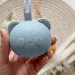 GIF montrant comment insérer une tétine dans le porte-tétine HelloBiboo